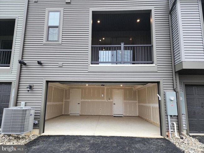 Building Photo - 321 E Cochran St