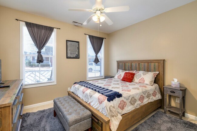 Building Photo - 3200 Mayflower Ln