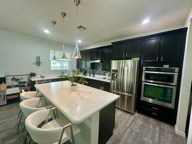 Building Photo - Discover the Charm of This Stunning 4-Bedr...