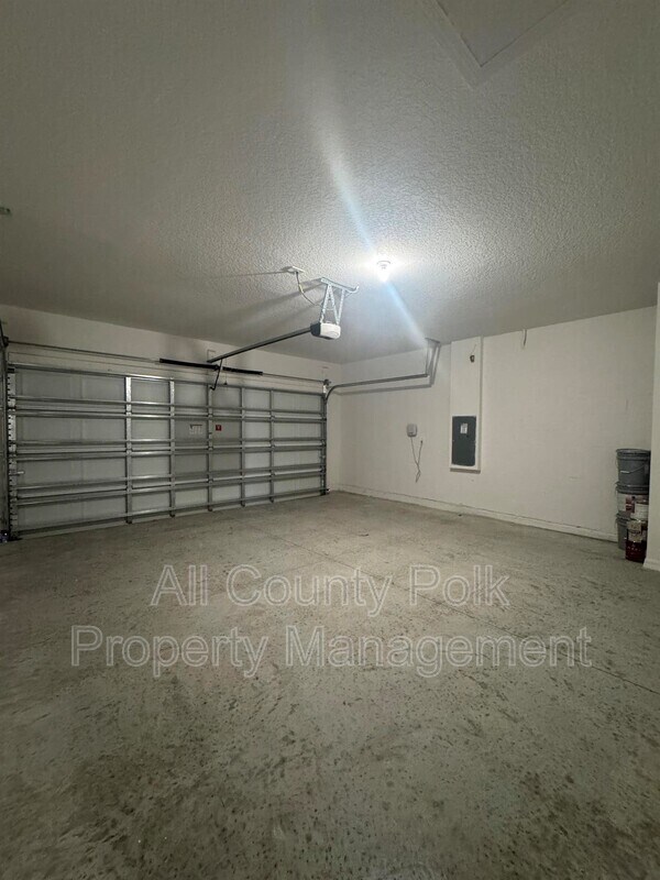 Building Photo - 2061 Rosewood Dr