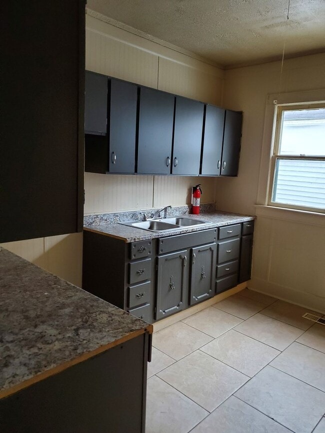 Building Photo - 2 Bed/1Bath house