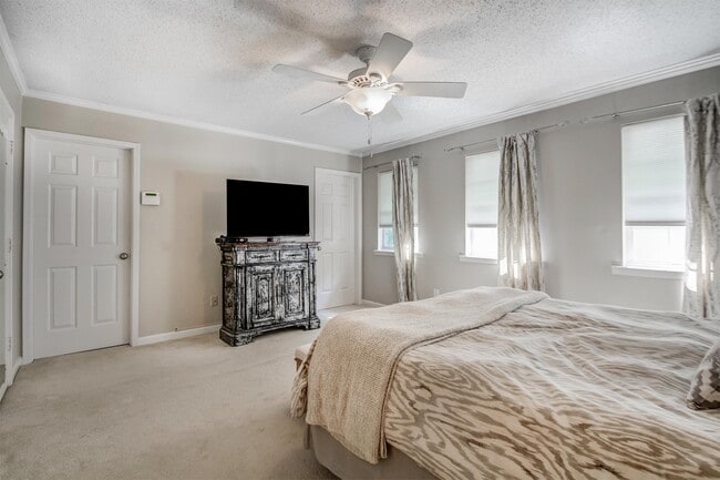 Building Photo - 1080 Woodbridge Hollow NE