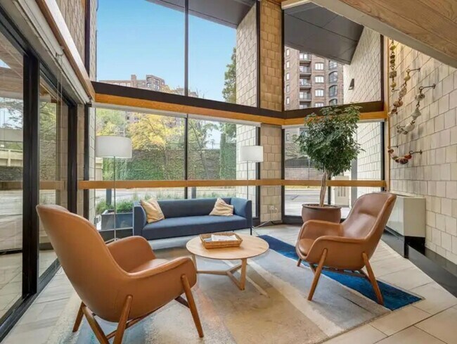 Building Photo - Beautiful 1 bed 1 bath executive condo! Heated parking, gym, sauna!