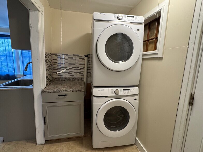 Building Photo - 138 Hemlock St