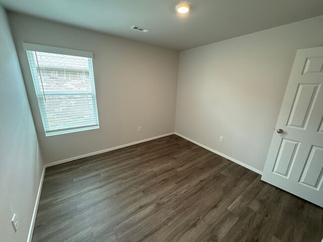 Building Photo - Pre-Leasing Now! Secure This Modern 3-Bedroom, 2-Bathroom Home Available Soon in Regency Park!