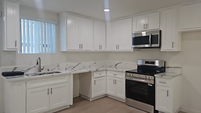 Building Photo - 315 W 56th St
