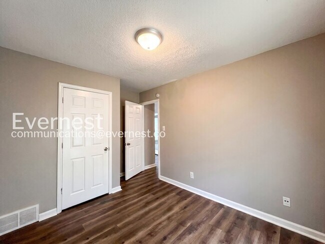 Building Photo - 3985 Fernway Dr