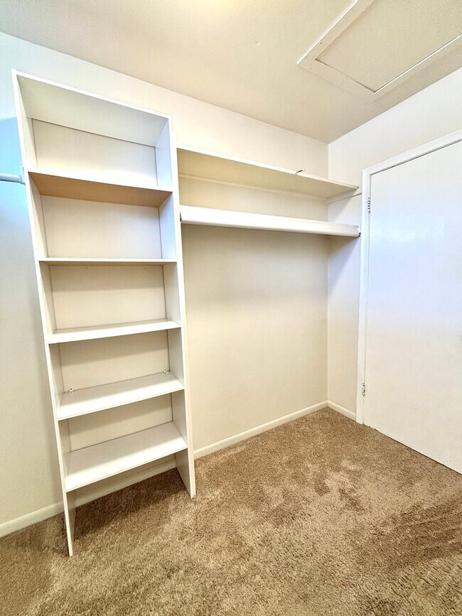 Building Photo - 150 Huronview Ct