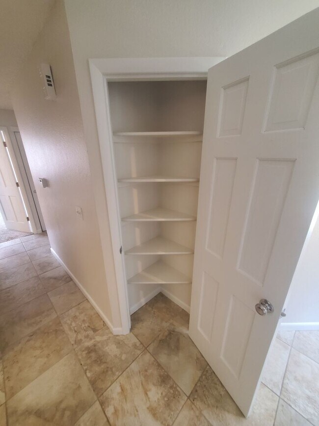 Building Photo - 2B / 2B Condo with Loft and Garage Availab...