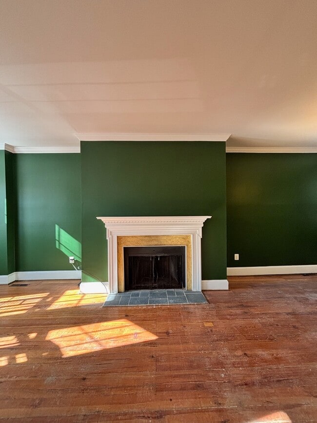 Building Photo - 807 W 10th St