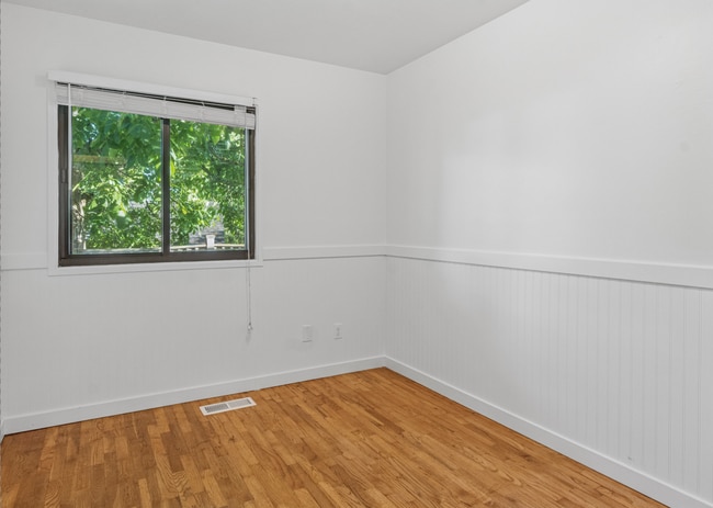 Building Photo - Bright Cozy Home w/ Deck & Yard Near Des M...