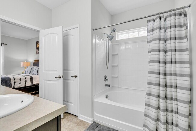 Building Photo - Cozy executive rental in Savannah highlands