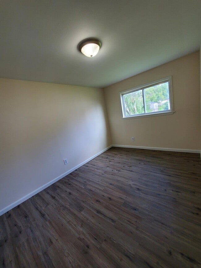 Building Photo - Updated 3 Bedroom Ranch w/ Tiled Flooring ...