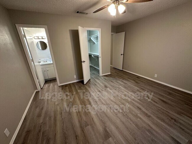 Building Photo - Apt A 1116 N Nolan River Rd - Apt A