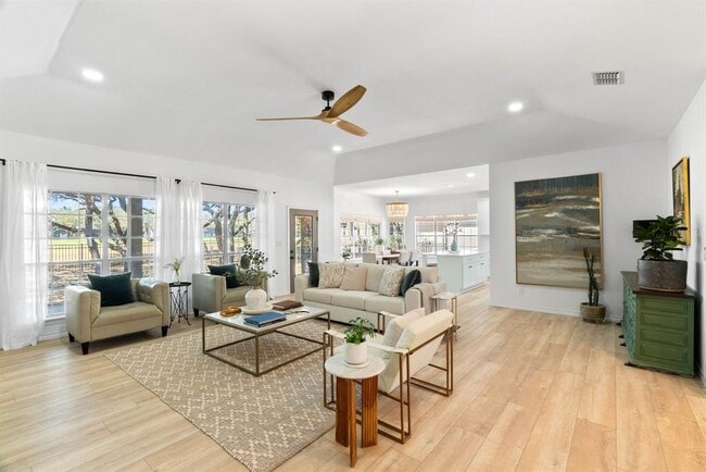 Building Photo - 113 Royal Oaks Dr