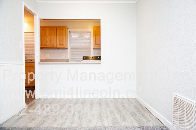 Building Photo - 2 Bedroom and 1 Bathroom Home Available For Rent!