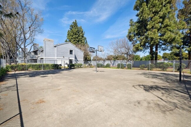 Building Photo - 1527 Four Oaks Cir