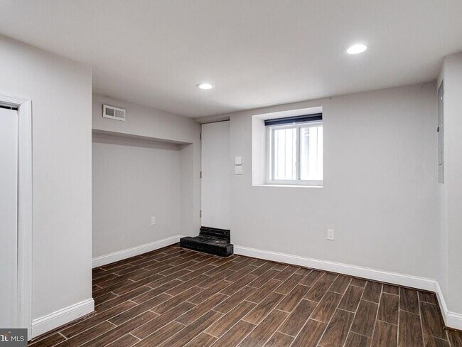 Building Photo - 442 N Linwood Ave