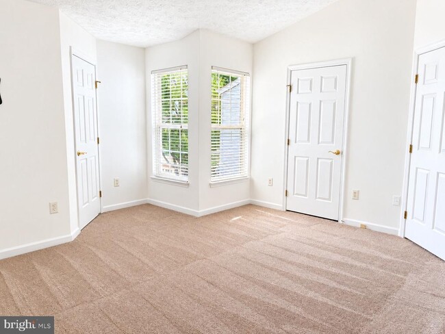 Building Photo - 8720 Thornbrook Dr