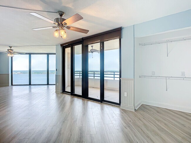 Building Photo - Stunning Penthouse Rental with Intracoasta...