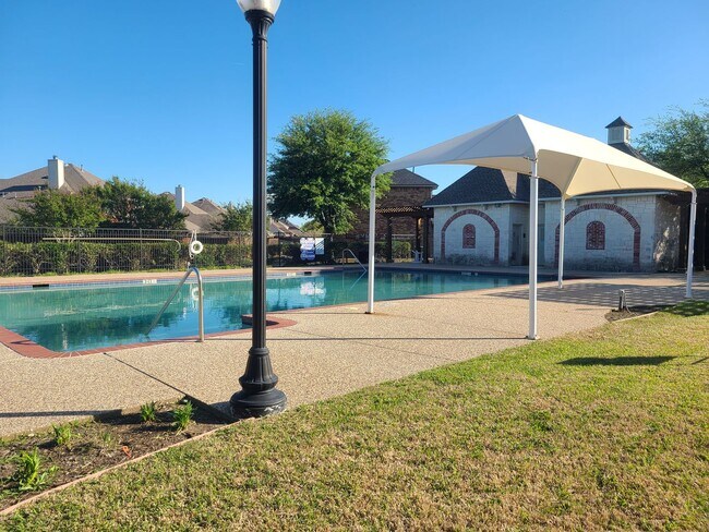 Building Photo - Rowlett Home in Great Location w/ Community Park, Pools, & Playground. Includes All Appliances!