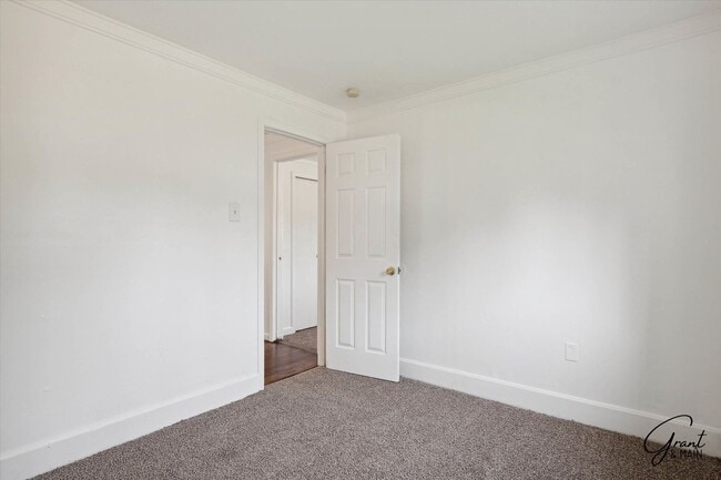 Building Photo - $1,200 - 3 Bed / 1 Bath House in Eastpointe