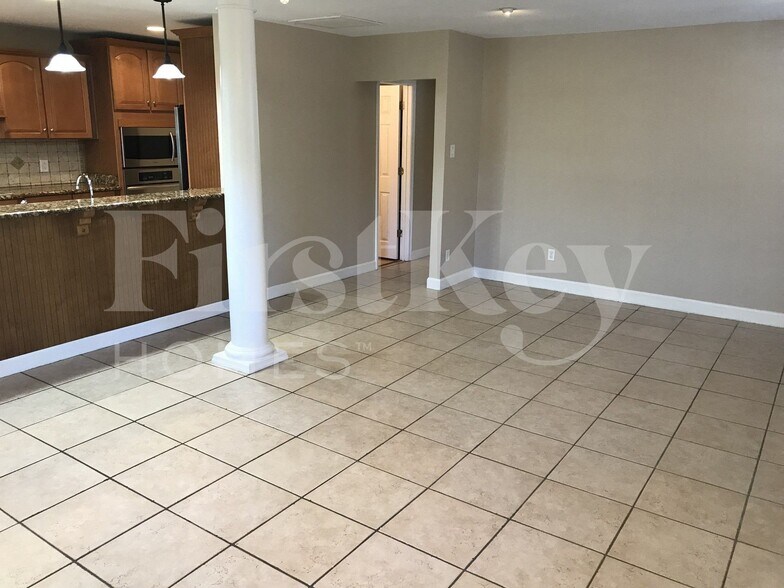 Building Photo - 10070 Harris Ave