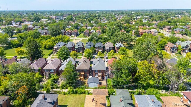 Building Photo - 3273 Cortland St