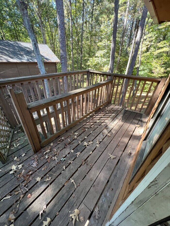 Building Photo - READY NOW! Top-Floor 2 Bedroom, 2 Bath Uni...