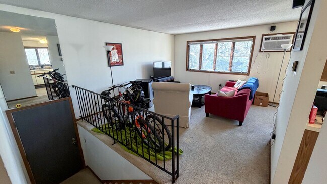 Building Photo - Spacious 3-Bedroom just off Como Ave!