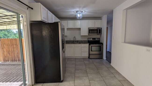 Building Photo - 5 BED/2 BATH RANCH HOME W/FINISHED BASEMEN...