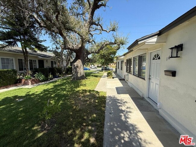Building Photo - 1669 N Hollywood Way