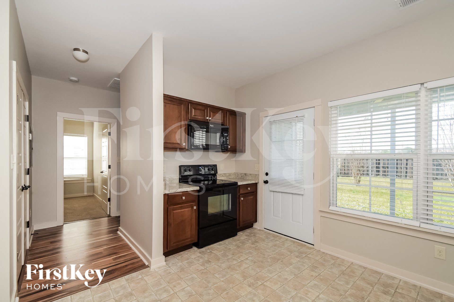 Building Photo - 810 Hawthorn Ln