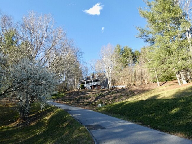 Building Photo - Spacious Cape Cod-Style Home in South Ashe...
