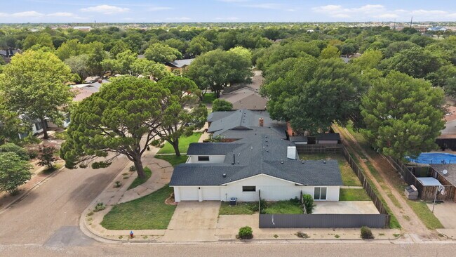 Building Photo - "Charming 4-Bed Oasis with Fireplace in Lubbock - 2 Full Baths & Spacious 2460 Sq Ft!"