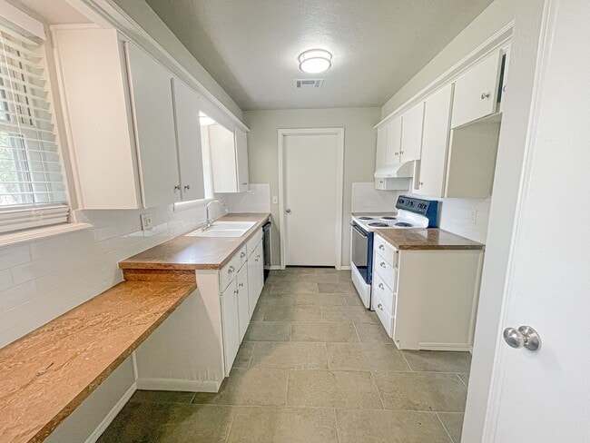 Building Photo - Updated 3/1 Home with Vaulted Ceilings & Large Fenced Backyard