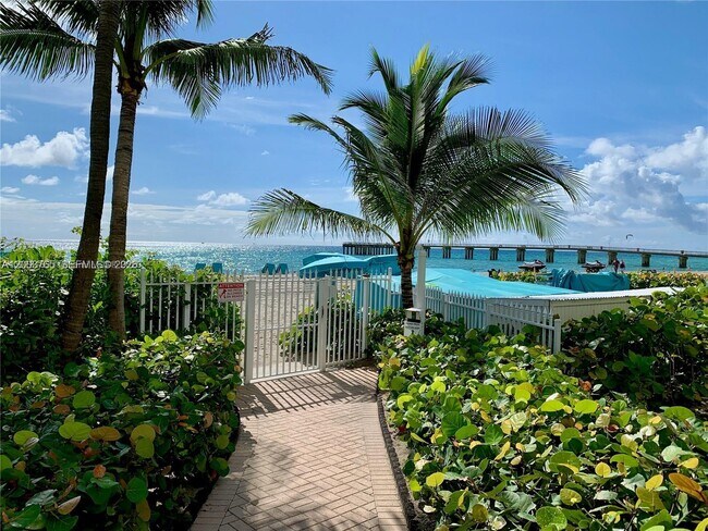 Building Photo - 16711 Collins Ave