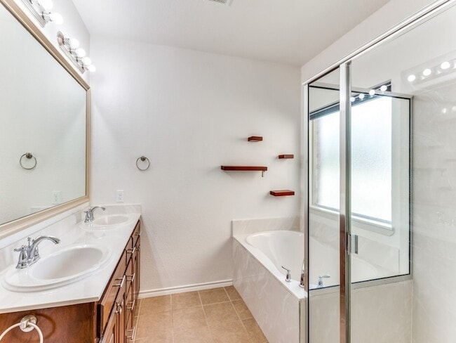 Building Photo - 2213 Laurel Forest Dr