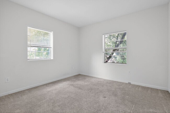 Building Photo - Simply Beautiful, Spacious 2 Bd/1Bth Condo on 50 acres of parklike setting w/ winding paths!