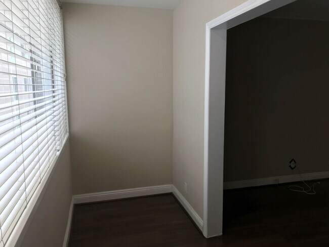 Building Photo - 1126 N Central Ave