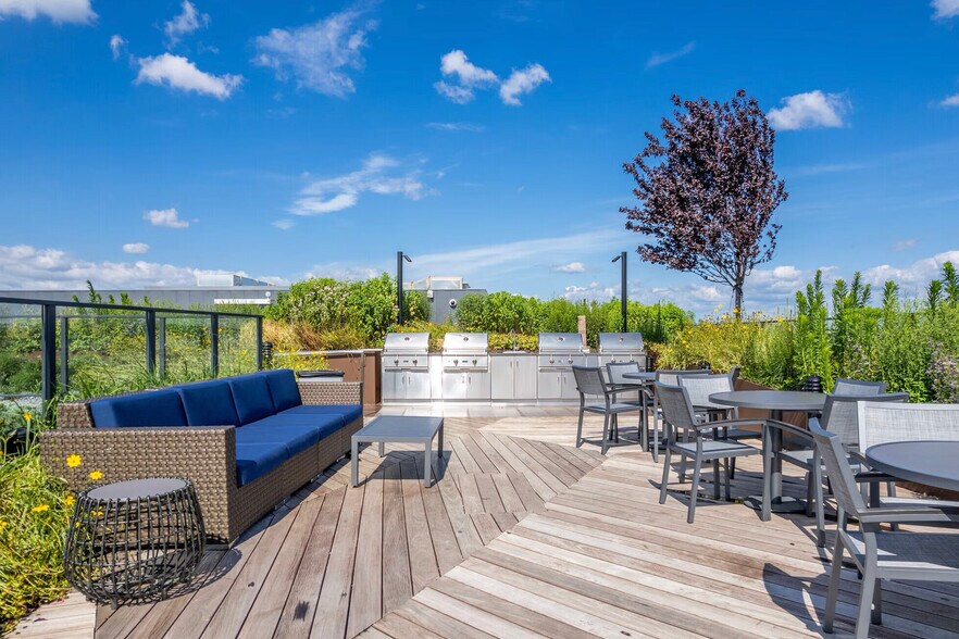 Building Photo - 949 1st St SE