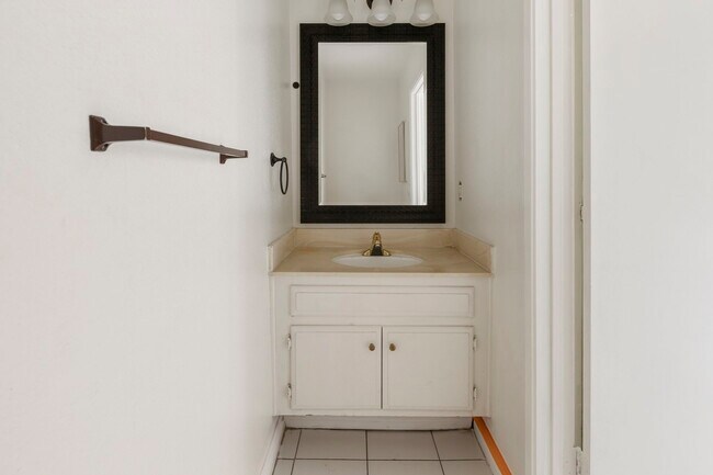 Building Photo - 1063 Las Rosas Ct