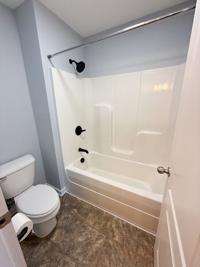 Building Photo - Stunning 5 bedroom 3.5 bath home in the highly desirable Rocky Hill area