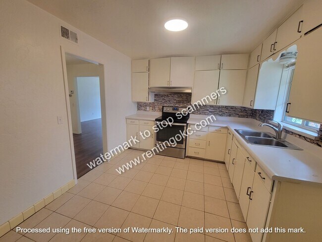 Building Photo - 3 OR 4 bed ready to go!