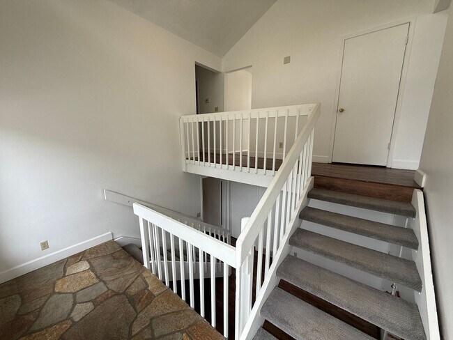 Building Photo - Large Five Bedroom Home, Sandy, 2500 sq ft, New Paint, New carpet, New Flooring