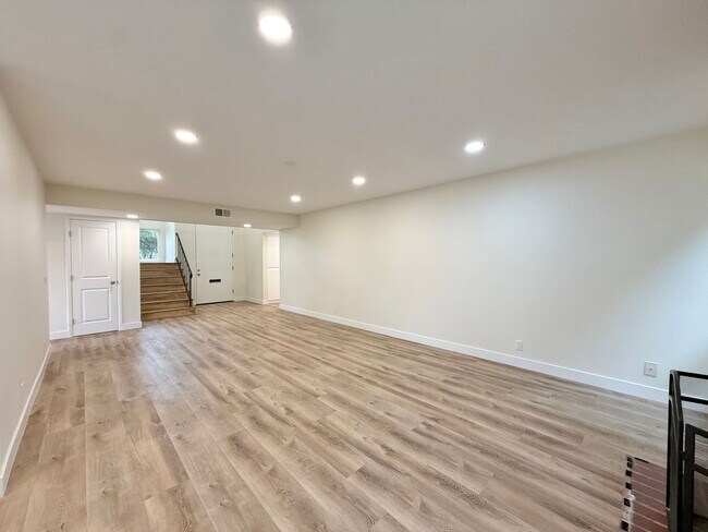 Building Photo - Spacious 5-Bedroom, 2-Bath Retreat in Quie...