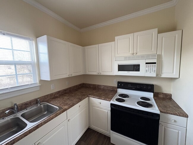 Building Photo - 1bed, 1bath unit available!