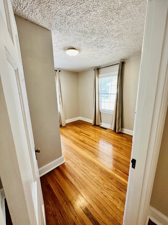 Building Photo - Wonderful 3BR/2.5BA in Hendersonville!