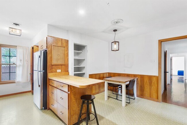 Building Photo - 803 Peach St