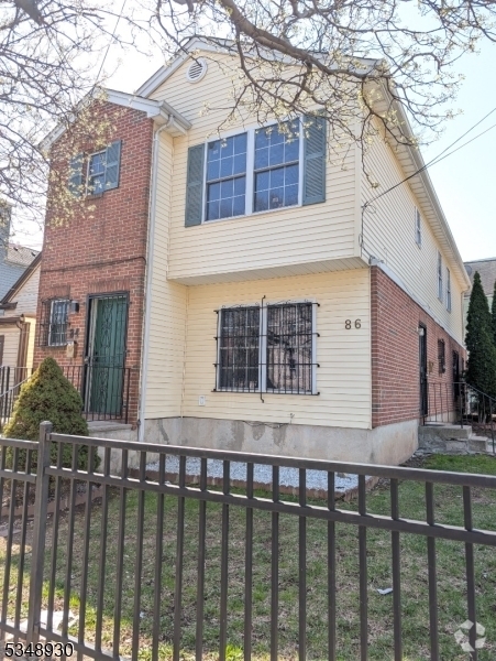 Building Photo - 84 11th Ave W